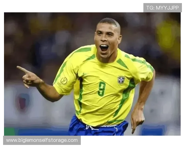 不屈不挠的足球巨星们如何在逆境中坚持自我与信念