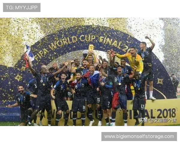 世界杯足球明星的爱情故事与赛场荣耀交织的浪漫旅程