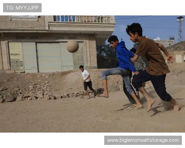 足球巨星化身街头球员展现真实风采与激情对决