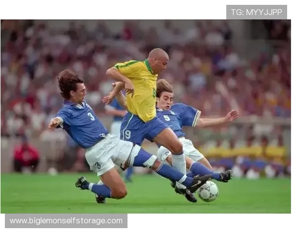 足球明星在看台上的精彩瞬间与背后的故事揭秘