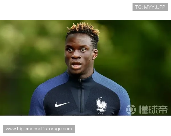 足球明星换脸特效揭秘让你瞬间变身球场巨星的神奇体验