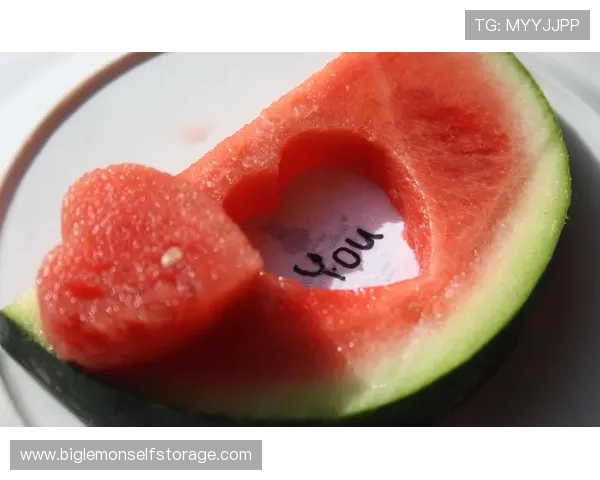 高清足球明星西瓜图片分享让你领略夏日清凉与运动激情的完美结合